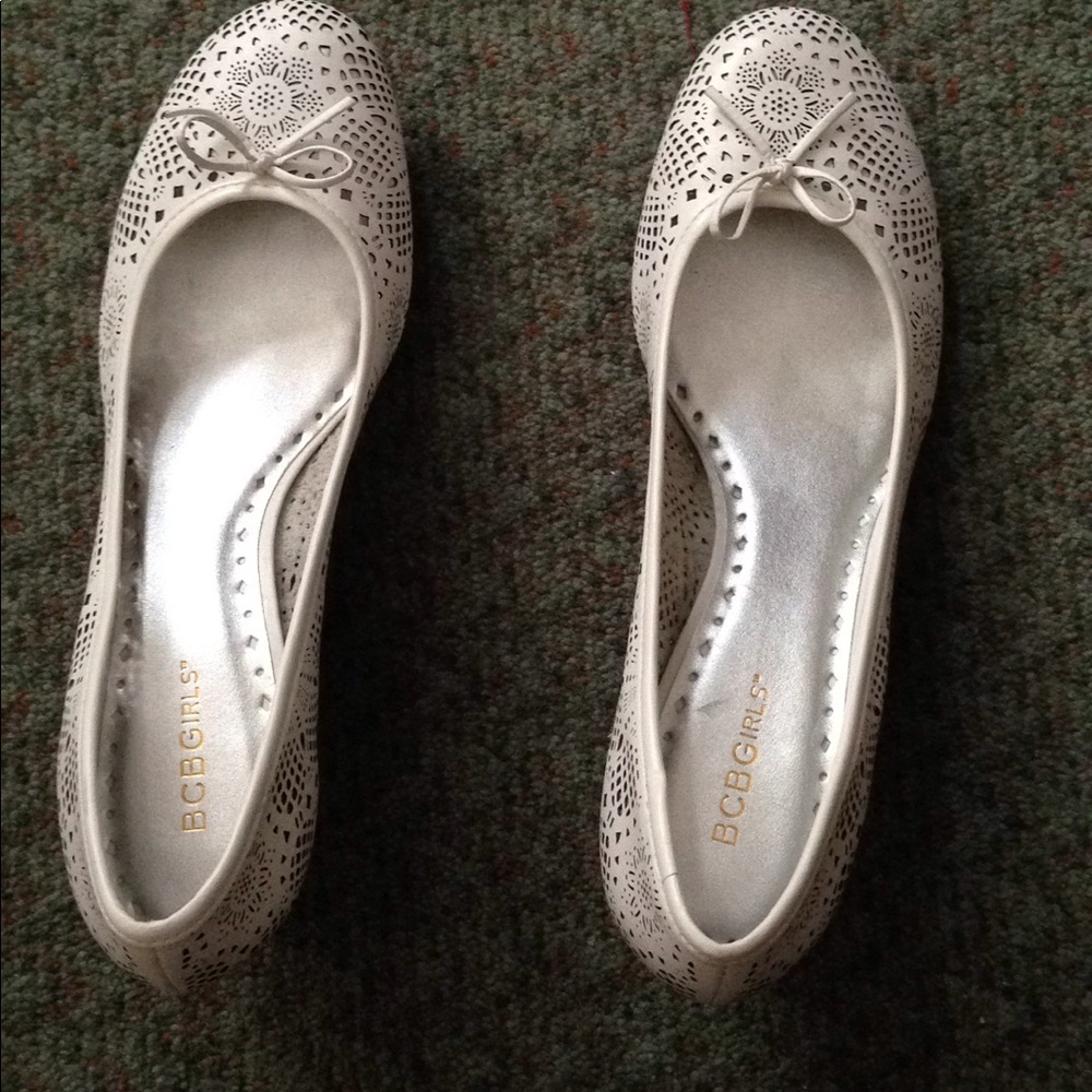 BCBG girls white lace design leather shoes Sz 11
